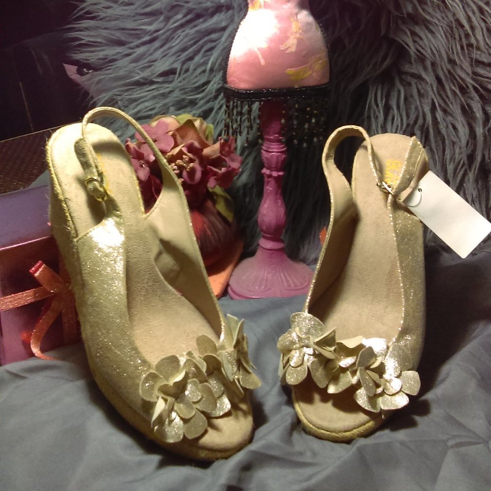 BONGO Gold Peeptoe Flower Motif Wedge Size 9M